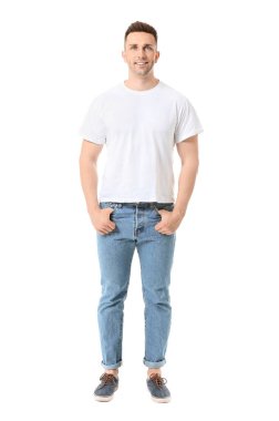 Beyaz arka planda şık tişörtlü adam