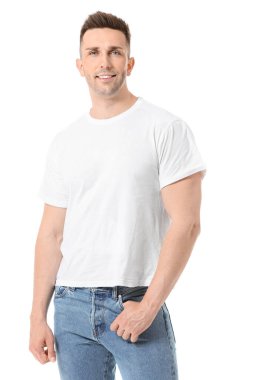 Beyaz arka planda şık tişörtlü adam