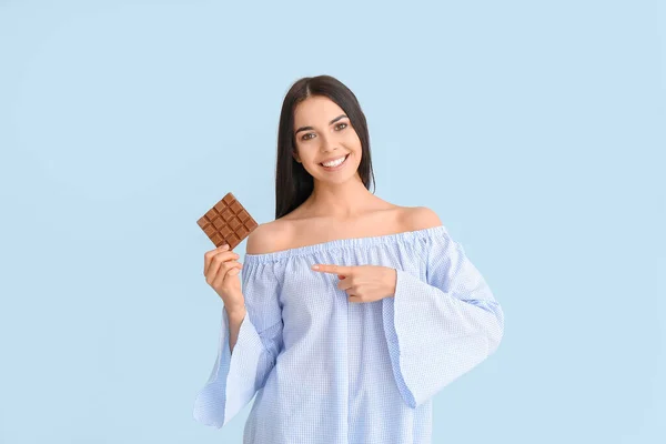 Krásná Mladá Žena Chutnou Čokoládou Barevném Pozadí — Stock fotografie