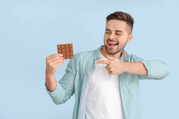 Joven Guapo Con Sabroso Chocolate Sobre Fondo Color — Foto de Stock