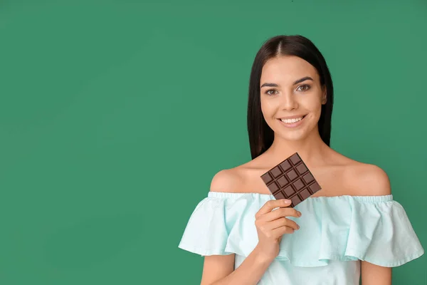 Mulher Bonita Com Chocolate Saboroso Fundo Cor — Fotografia de Stock