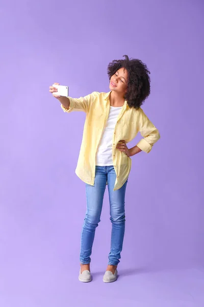 Afro Americano Adolescente Blogger Con Cellulare Sfondo Colori — Foto Stock