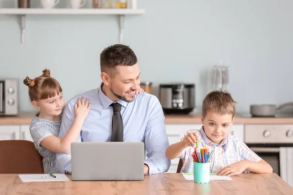 Working Father Little Children Home — Stock Photo, Image