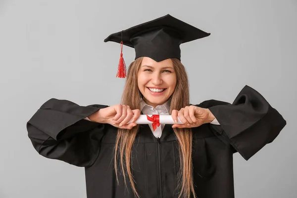 Studentka Kończąca Studia Dyplomem Lekkim Tle — Zdjęcie stockowe