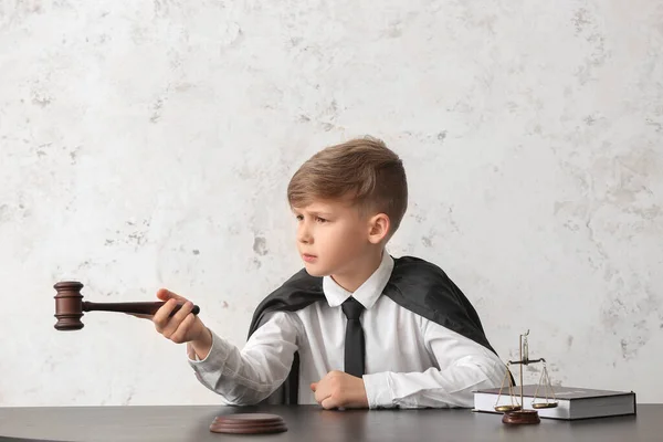 Retrato Pequeno Juiz Sentado Mesa Contra Fundo Branco — Fotografia de Stock