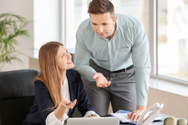 Imprenditrice Suo Segretario Maschile Che Lavorano Ufficio — Foto Stock