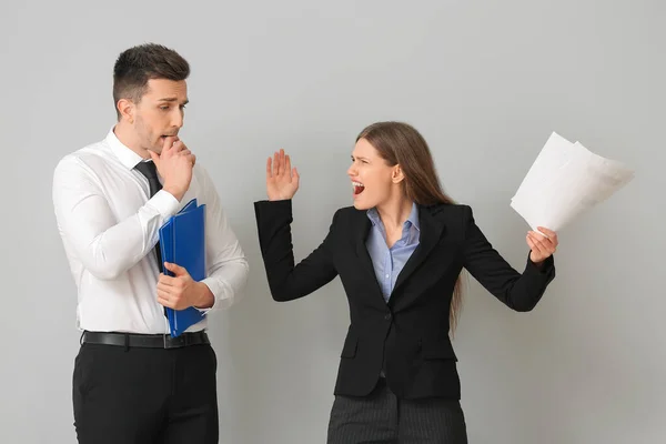 Arrabbiato Capo Femminile Rimproverando Suo Segretario Maschio Sfondo Chiaro — Foto Stock