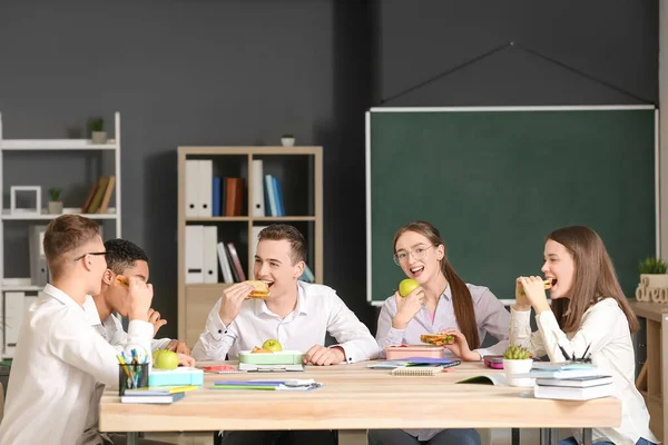 Uczniowie Jedzący Lunch Klasie — Zdjęcie stockowe