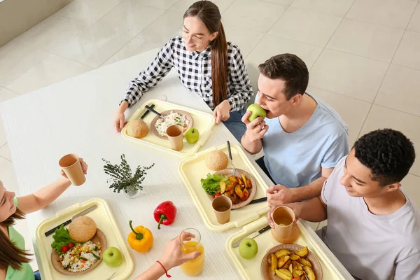 Schüler Essen Schulmensa Mittag — Stockfoto