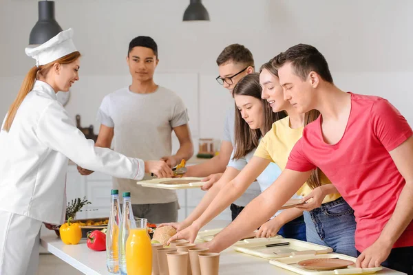 Schüler Besuchen Schulmensa Zum Mittagessen — Stockfoto