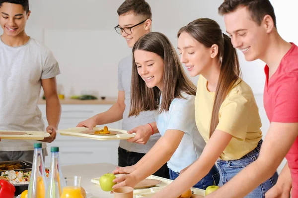 Schüler Besuchen Schulmensa Zum Mittagessen — Stockfoto