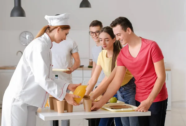 Pupils Visiting School Canteen Have Lunch — Stock Photo, Image