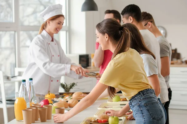 Elever Som Besöker Skolmatsalen För Att Äta Lunch — Stockfoto