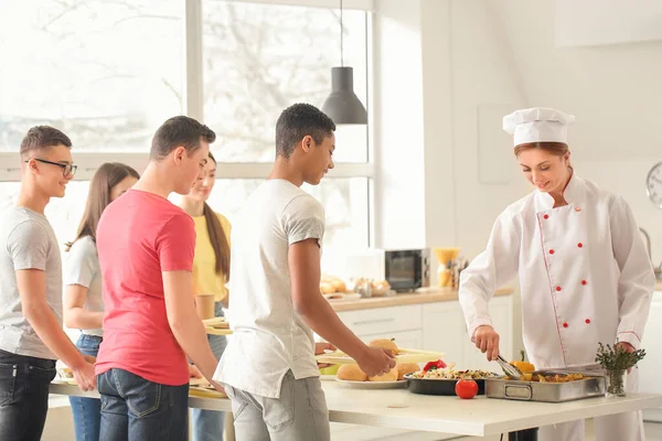 Schüler Besuchen Schulmensa Zum Mittagessen — Stockfoto