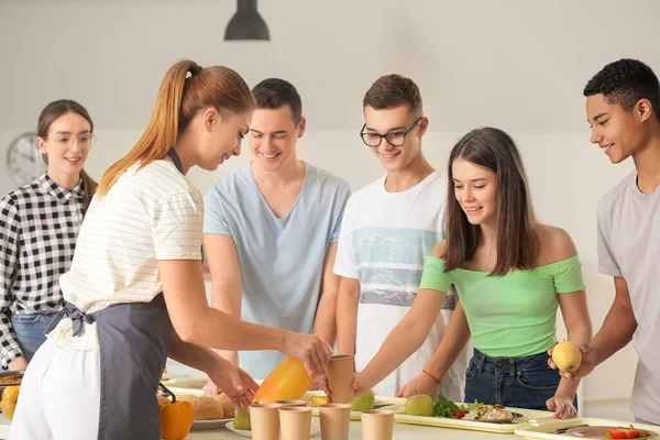 Uczniowie Odwiedzający Szkolną Stołówkę Lunch — Zdjęcie stockowe