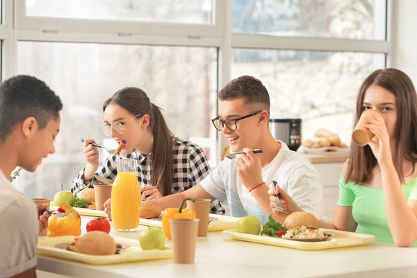 Schüler Essen Schulmensa Mittag — Stockfoto