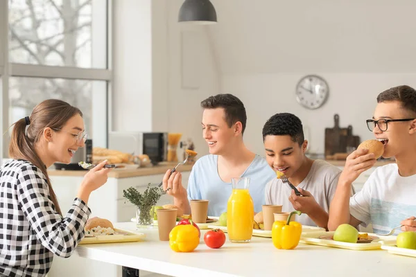 Schüler Essen Schulmensa Mittag — Stockfoto