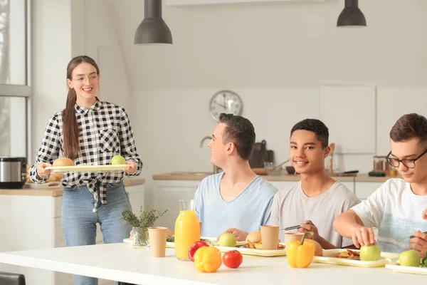 Pupils Having Lunch School Canteen — Stock Photo, Image