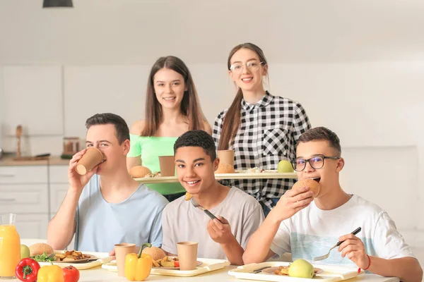 Schüler Essen Schulmensa Mittag — Stockfoto