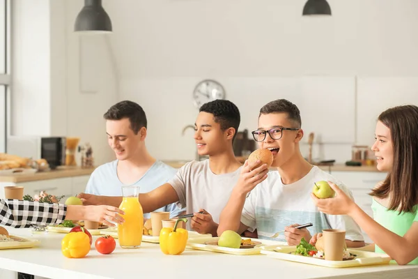 Schüler Essen Schulmensa Mittag — Stockfoto