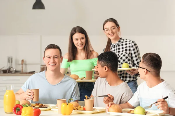 Schüler Essen Schulmensa Mittag — Stockfoto