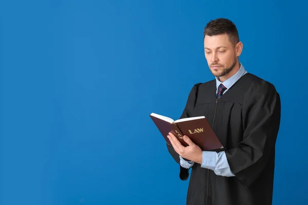 Man Domare Med Bok Färg Bakgrund — Stockfoto