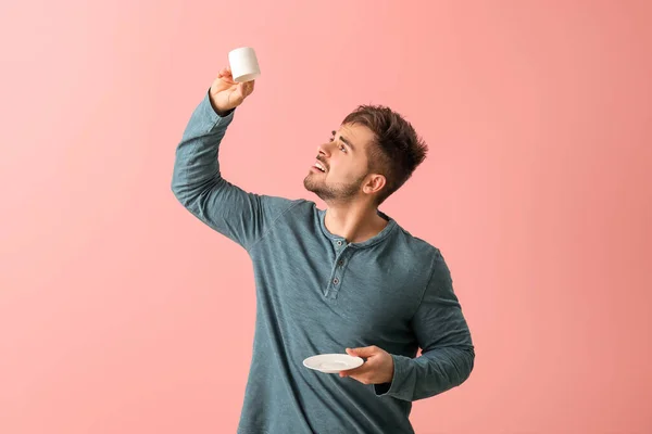 Joven Triste Con Taza Vacía Fondo Color — Foto de Stock