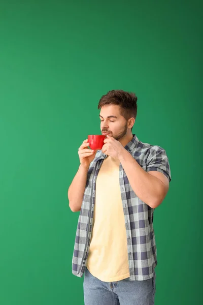 Jovem Com Xícara Café Quente Fundo Cor — Fotografia de Stock