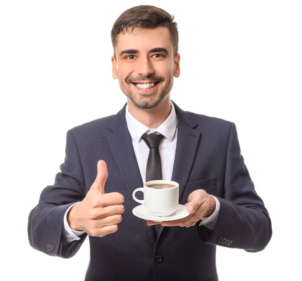 年轻的商人拿着一杯热咖啡 在白色背景下大显身手 — 图库照片