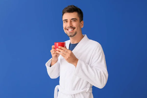 Ung Man Med Kopp Varmt Kaffe Färg Bakgrund — Stockfoto