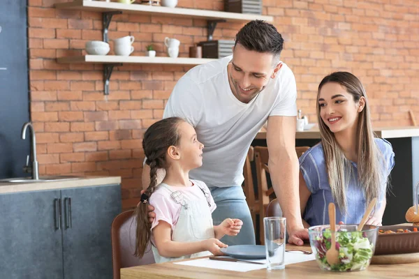 Família Feliz Jantando Juntos Cozinha — Fotografia de Stock