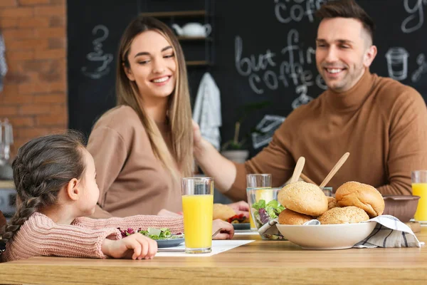 Mutlu Bir Aile Mutfakta Yemek Yiyor — Stok fotoğraf