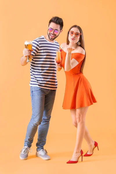 Happy Young Couple Alcoholic Drinks Color Background — Stock Photo, Image