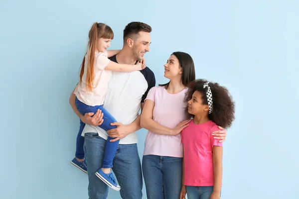 Coppia Felice Con Piccoli Figli Adottivi Sfondo Colori — Foto Stock