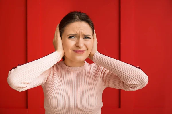 Mujer Joven Que Sufre Ruido Fuerte Fondo Color —  Fotos de Stock