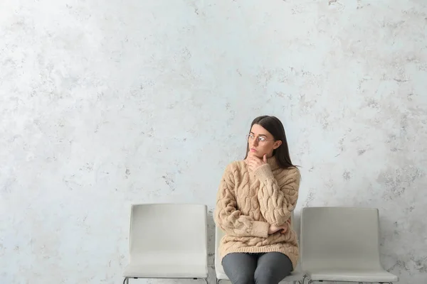 Jonge Vrouw Wacht Haar Beurt Binnen — Stockfoto