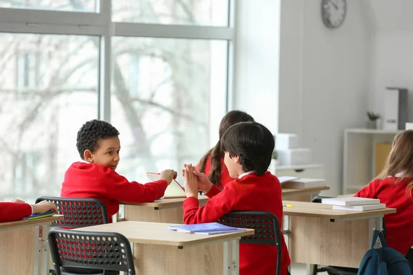 Carino Piccoli Alunni Durante Lezione Scuola — Foto Stock