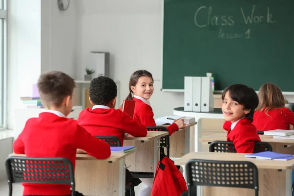 Niedliche Kleine Schüler Während Des Unterrichts Der Schule — Stockfoto