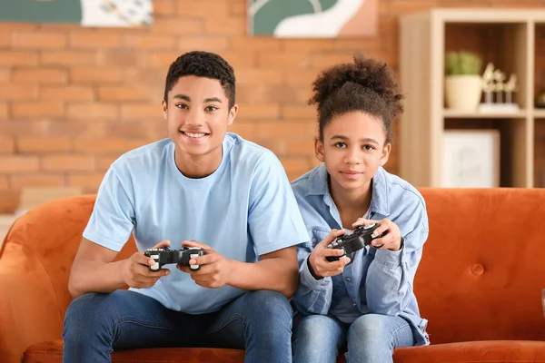 Adolescentes Afroamericanos Jugando Videojuegos Casa —  Fotos de Stock