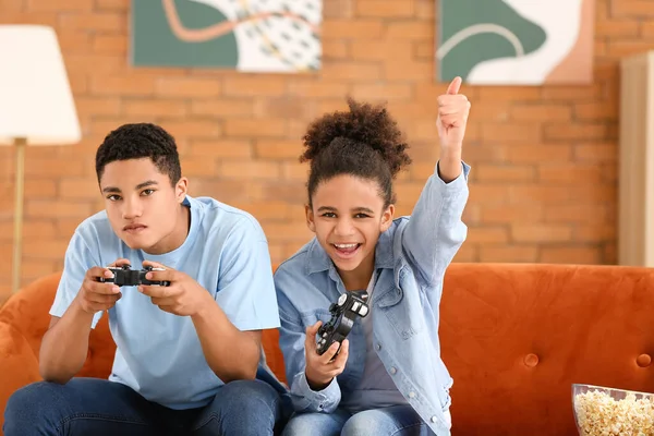 Adolescentes Afro Americanos Jogando Videogame Casa — Fotografia de Stock