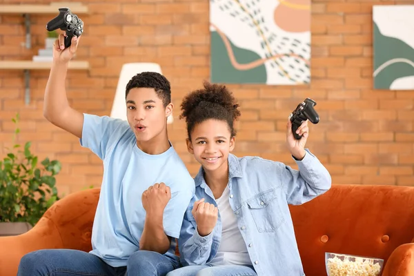 Adolescentes Afroamericanos Jugando Videojuegos Casa —  Fotos de Stock