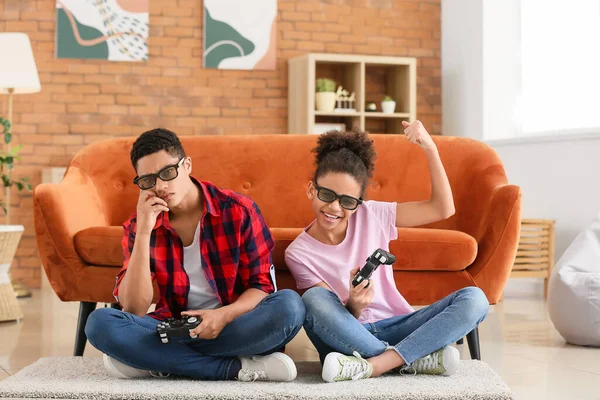 Αφροαμερικανοί Έφηβοι Που Παίζουν Βιντεοπαιχνίδι Στο Σπίτι — Φωτογραφία Αρχείου