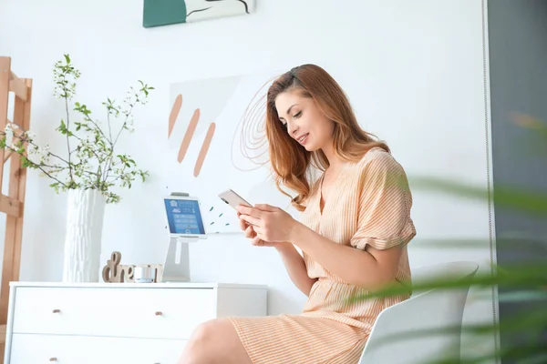 Woman Using Application Smart Home Automation — Stock Photo, Image