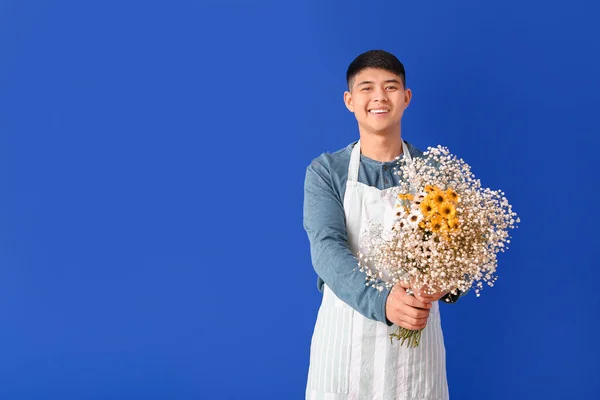 Porträtt Asiatiska Manliga Florist Med Bukett Färg Bakgrund — Stockfoto