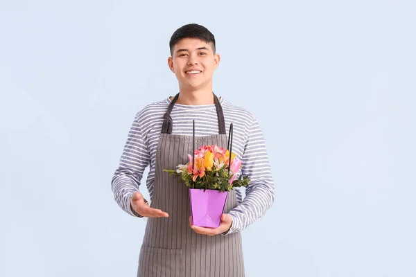 Retrato Floristería Masculina Asiática Con Ramo Sobre Fondo Color — Foto de Stock