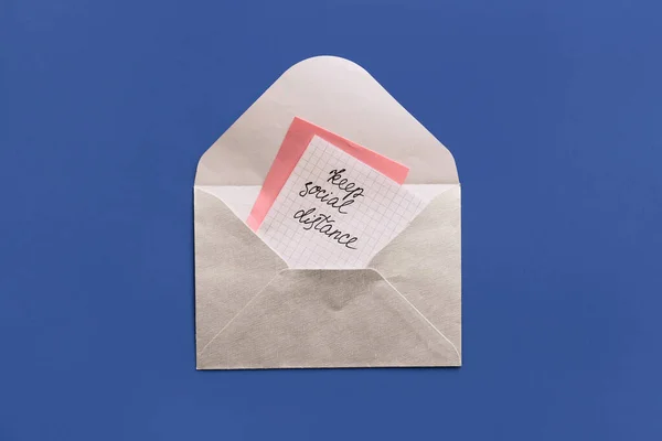 Envelope Papel Com Texto Keep Distância Social Sobre Fundo Cor — Fotografia de Stock