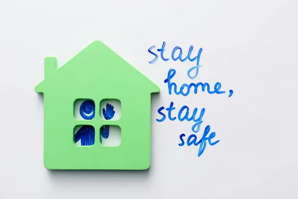 Model Domu Rysowaną Figurą Tekstem Stay Home Stay Safe Białym — Zdjęcie stockowe