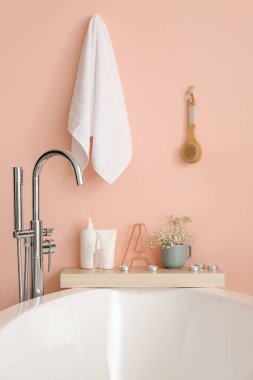 Banyo içi taze çiçeklerle dolu.