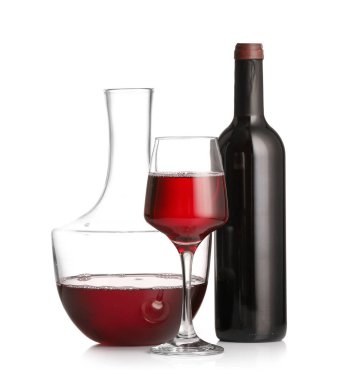 Dekanter, cam ve şarap şişesi beyaz arka planda