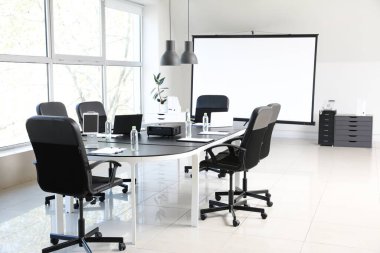 Modern ofisin iç mimarisi.